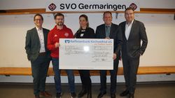 (von links): Marktbereichsleiter Martin Köpfle (Raiffeisenbank Kirchweihtal), Ressortleiter Junioren SVO Michael Weber, Vorstand SVO Öffentlichkeitsarbeit Daniela Sieder, 1. Bürgermeister Helmut Bucher und Vorstandsvorsitzender der Raiffeisenbank Kirchweihtal Günter Dreher.